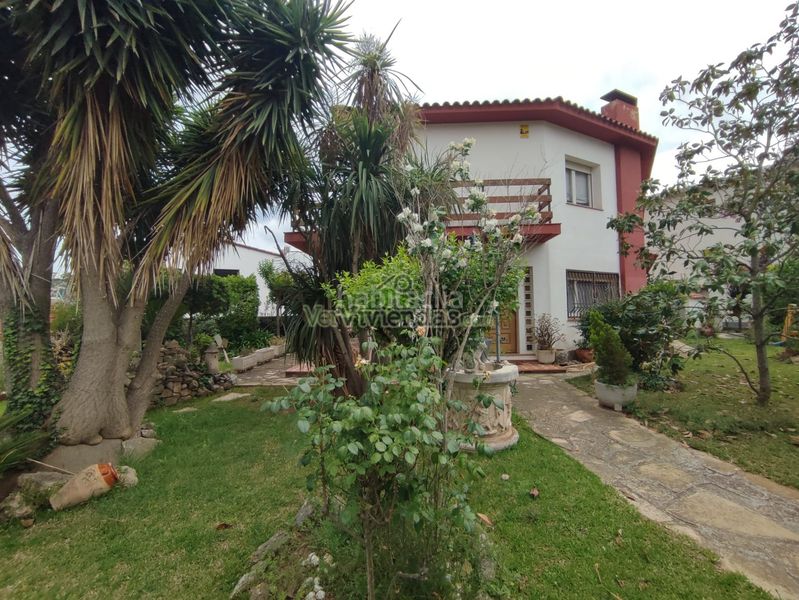Foto 9a7b5c5b-9345-494a-b7b7-375b75ef6382. Casa amb xemeneia aparcament a Vallirana