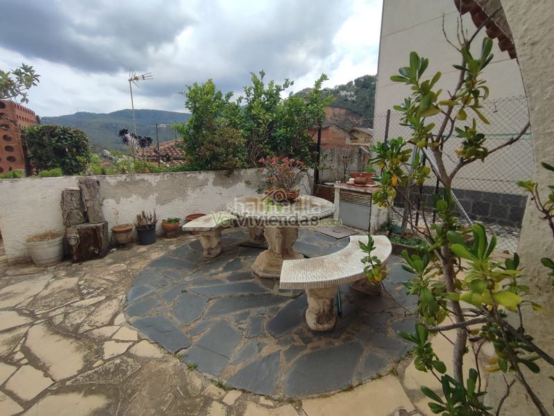 Foto a192a766-4740-43be-8e3c-404f0d810398. Casa amb xemeneia aparcament a Vallirana