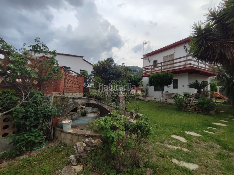 Foto a49d69f2-da98-4e61-9377-8a7422f3d9ef. Casa amb xemeneia aparcament a Vallirana