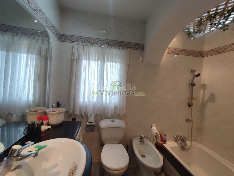 Foto b736db08-8613-45b2-abec-cfc58a717934. Casa amb xemeneia aparcament a Vallirana