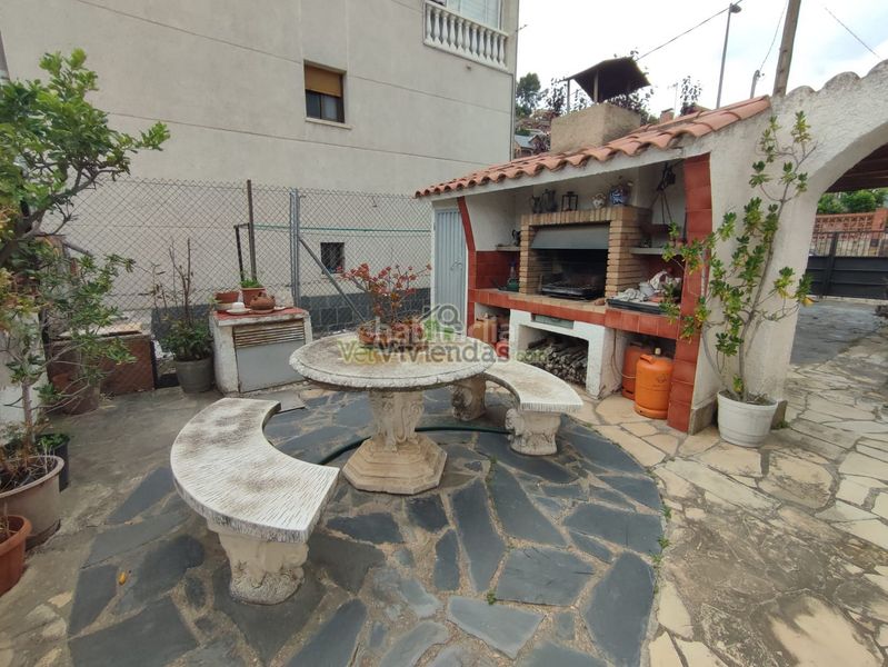 Foto c3306628-4712-49d8-b85e-108f1d5d6773. Casa amb xemeneia aparcament a Vallirana