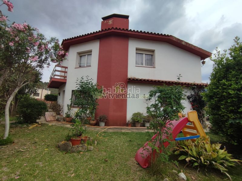 Foto e5f3815f-3ff8-4528-82fe-1dd181c5ad1b. Casa amb xemeneia aparcament a Vallirana