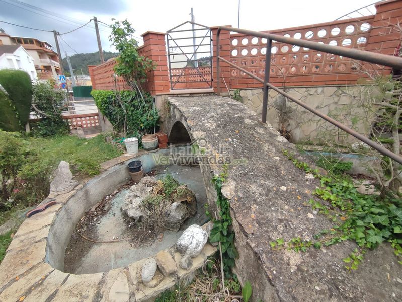 Foto eba325d2-d4d2-4322-9e0d-a0f42395898f. Casa amb xemeneia aparcament a Vallirana