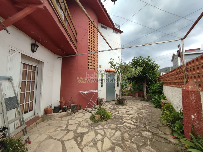 Foto efd09b73-cce5-46dc-a87d-76165de5c707. Casa amb xemeneia aparcament a Vallirana