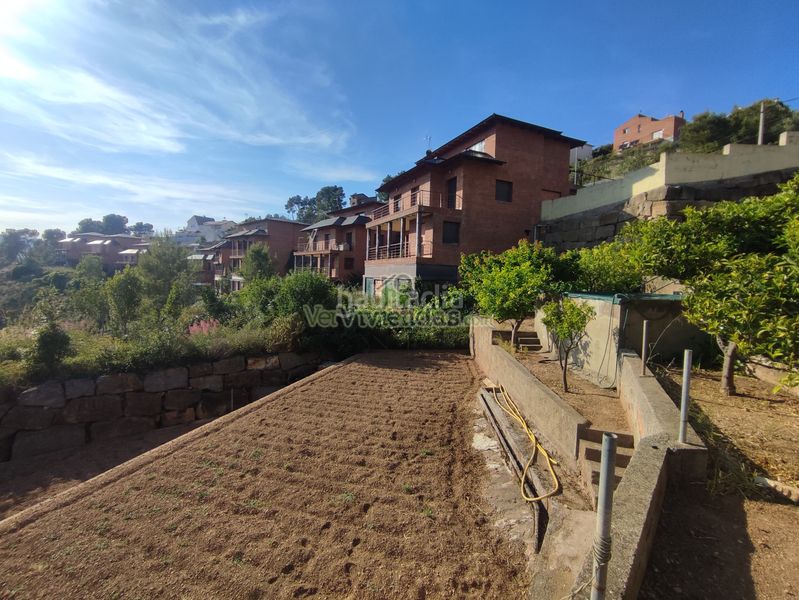 Foto eef88a92-0d54-4d8f-962e-c378018eb9c6. Casa a carrer major 550 a Vallirana