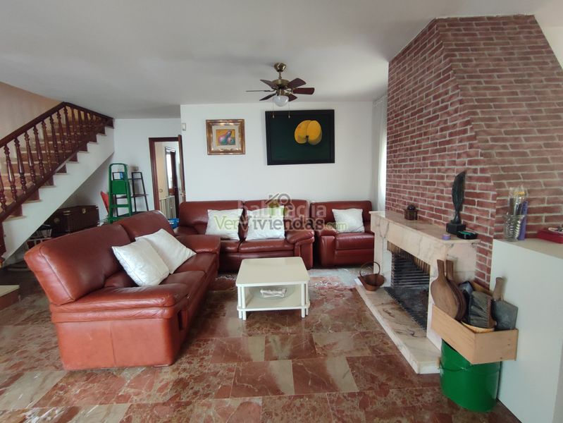 Foto 19f82802-7c7f-4b92-aaeb-27c765352248. Casa adossada amb xemeneia calefacció aparcament a Torrelles de Llobregat