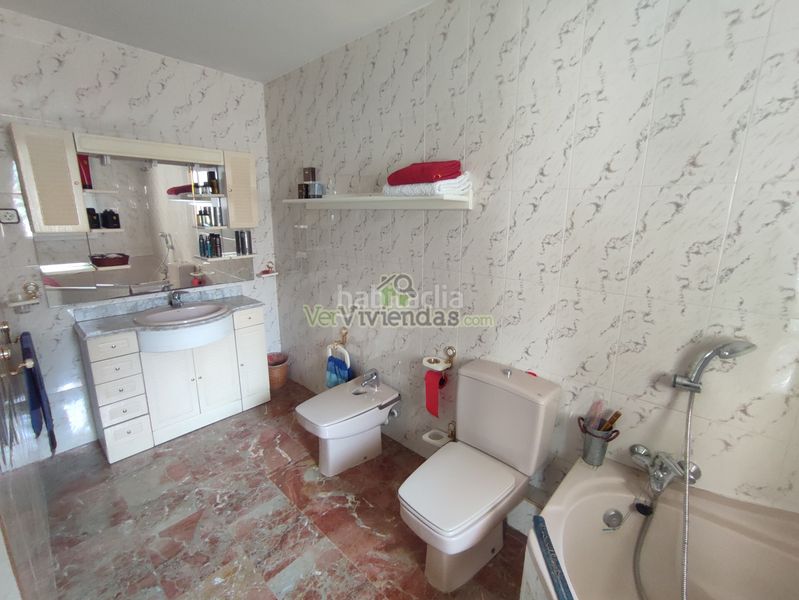 Foto 328f8561-7fdd-47c2-9359-50e85b909d8b. Casa adossada amb xemeneia calefacció aparcament a Torrelles de Llobregat