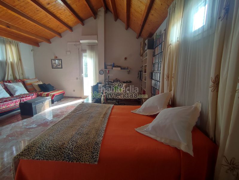Foto be616bc6-f05d-470c-b41e-cd6832f873c2. Casa adossada amb xemeneia calefacció aparcament a Torrelles de Llobregat