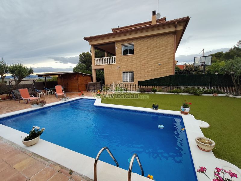 Foto a8fb944e-26b4-48c5-8f7c-150951076aa8. Casa amb xemeneia calefacció aparcament piscina a Masquefa