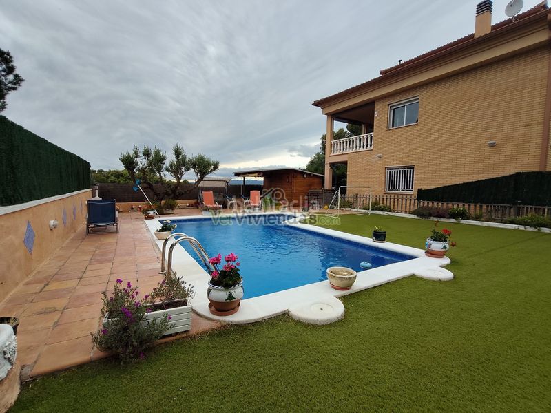 Foto e58a1dc0-bfa3-4fe9-a1f6-345560f83b06. Casa amb xemeneia calefacció aparcament piscina a Masquefa
