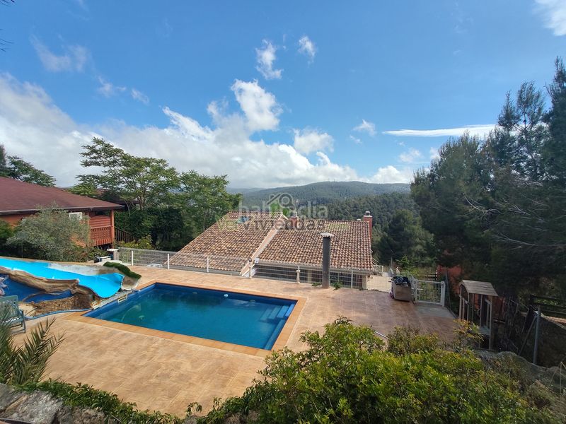 Foto 5c9b1efb-c68c-402b-8fce-d0654bd27a90. Casa amb xemeneia calefacció aparcament piscina a Begues