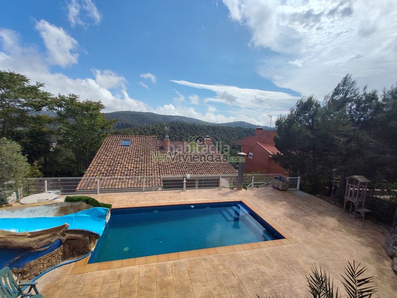 Foto ffb89a1b-1904-4d65-b7b7-3fee2f5903ac. Casa amb xemeneia calefacció aparcament piscina a Begues