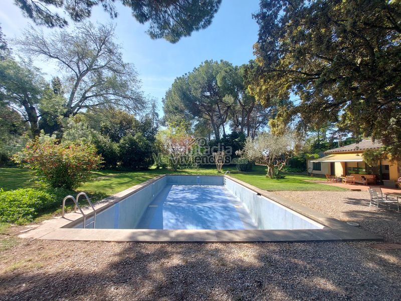 Foto 0efad1a3-afee-476d-96f3-3f73b46a11fe. Casa amb xemeneia aparcament piscina a Piera