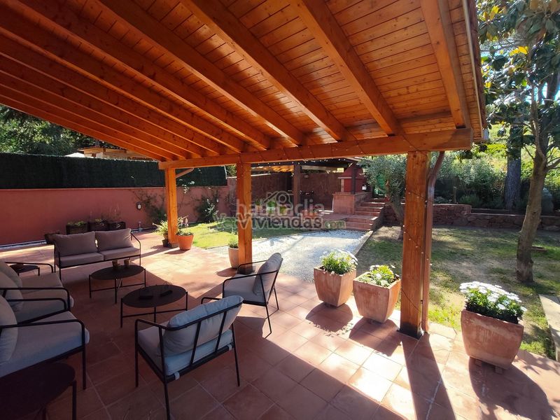 Foto 11bc9a17-4a61-4cd0-81d9-dbb75e82136f. Casa amb xemeneia calefacció aparcament piscina a Corbera de Llobregat