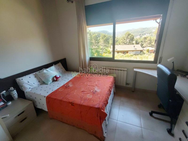 Foto 13f46e6b-b78b-4003-a1f1-05de0b44618e. Casa amb xemeneia calefacció aparcament piscina a Corbera de Llobregat