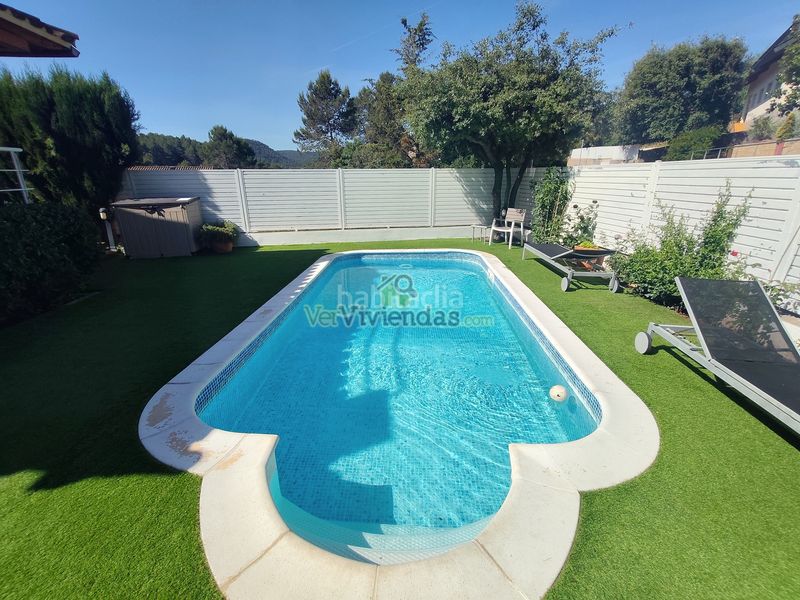 Foto 379f1071-aa90-45a0-9df8-b1d881d14350. Casa amb xemeneia calefacció aparcament piscina a Corbera de Llobregat
