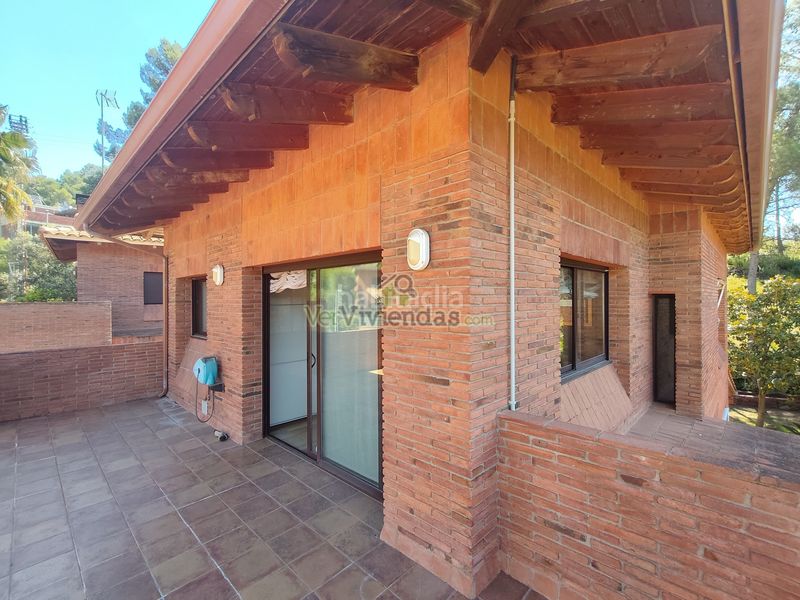 Foto 381f30c8-3b21-4dca-b095-72ea50d820ad. Casa amb xemeneia calefacció aparcament piscina a Corbera de Llobregat