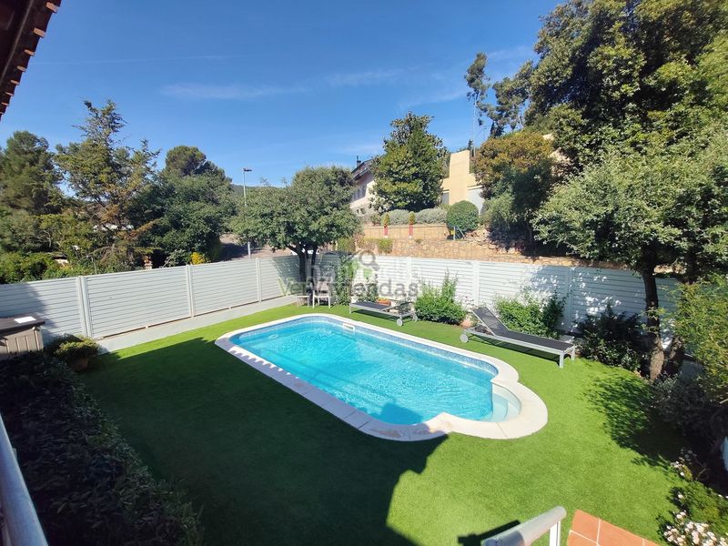 Foto 3b2de318-0af2-4d1f-b2e1-a9af0b903d3b. Casa amb xemeneia calefacció aparcament piscina a Corbera de Llobregat