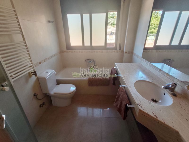 Foto 506f6e8b-651f-4536-aee5-6bc766309985. Casa amb xemeneia calefacció aparcament piscina a Corbera de Llobregat