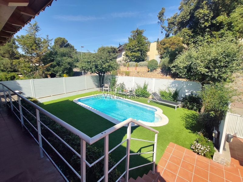 Foto 6e3f1f22-b38e-45c0-8a3b-416f20827d1e. Casa amb xemeneia calefacció aparcament piscina a Corbera de Llobregat