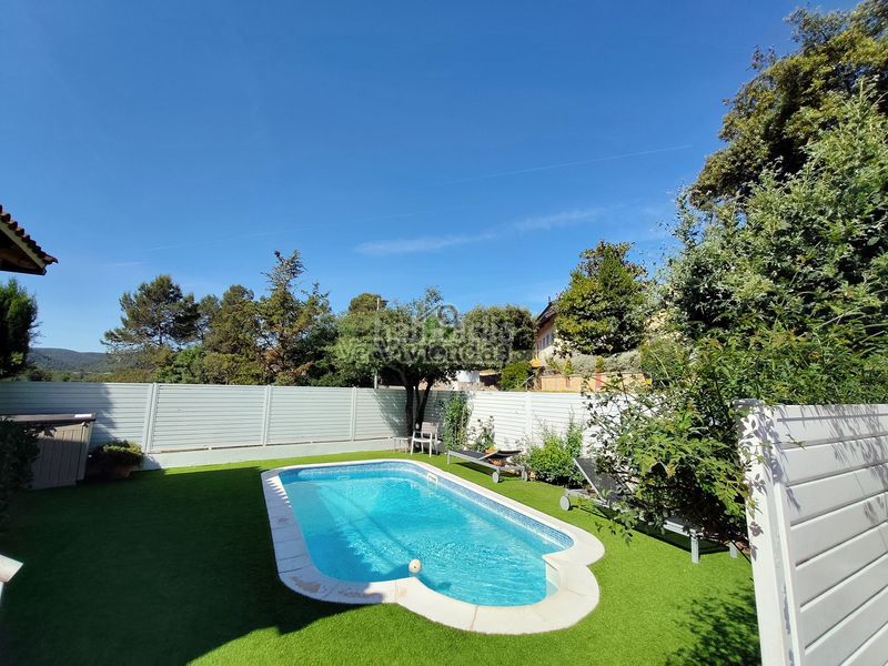 Foto 7343889f-6b83-4115-ae6d-2b6018142144. Casa amb xemeneia calefacció aparcament piscina a Corbera de Llobregat
