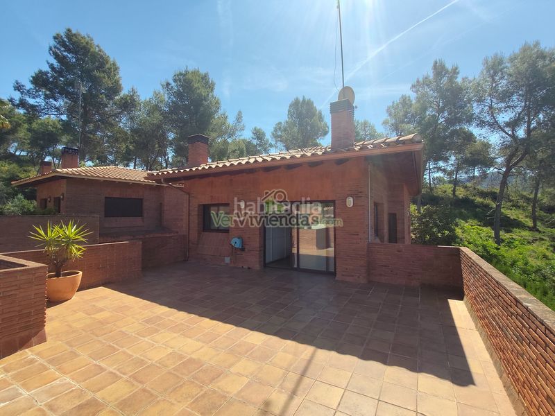 Foto 7ef4a8e5-9e23-464a-a5d2-8b63429c9610. Casa amb xemeneia calefacció aparcament piscina a Corbera de Llobregat