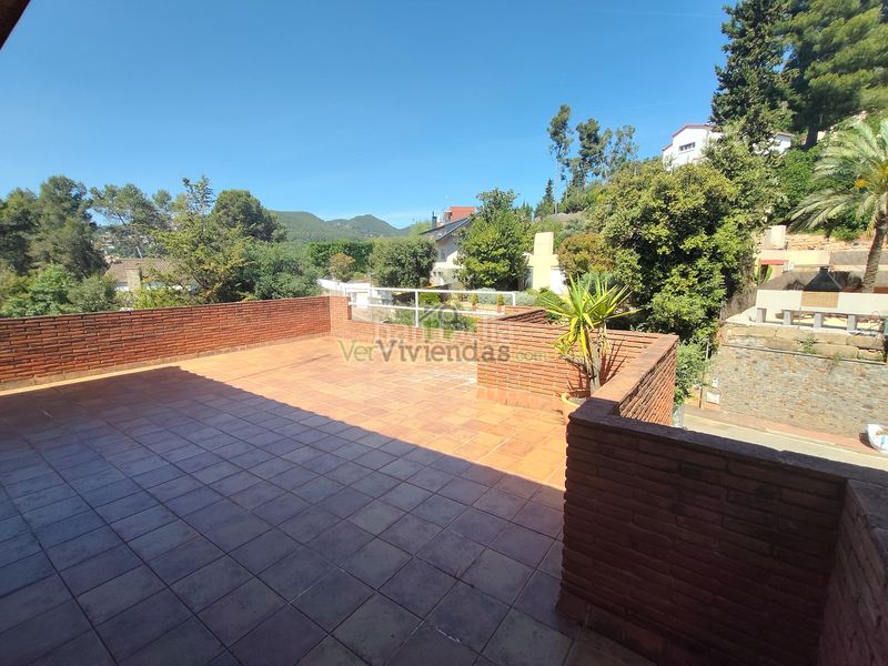 Foto c16a3f48-fb5a-4884-86eb-e3e449908f57. Casa amb xemeneia calefacció aparcament piscina a Corbera de Llobregat