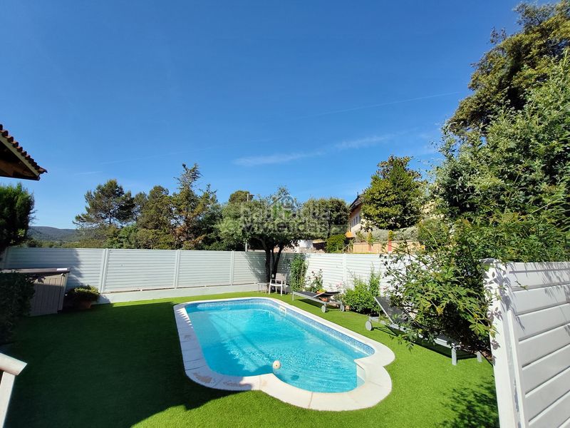 Foto c9dee7e1-3d13-4b78-8df4-59b3b34df213. Casa amb xemeneia calefacció aparcament piscina a Corbera de Llobregat