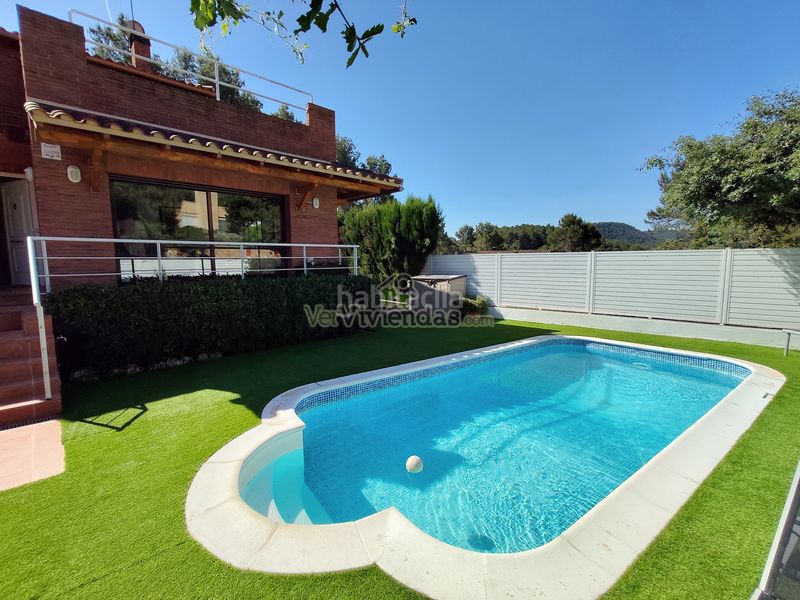 Foto dfc9f3d6-6b28-466e-a837-90bf1eb8a35b. Casa amb xemeneia calefacció aparcament piscina a Corbera de Llobregat
