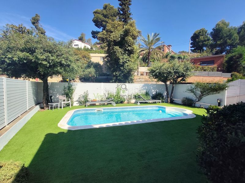 Foto f2c78ce6-8862-411b-a6b2-e4892c7db1f6. Casa amb xemeneia calefacció aparcament piscina a Corbera de Llobregat