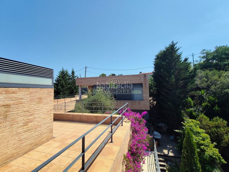 Foto 1f607e4f-4661-4eb9-999d-20f813923a9e. Casa amb xemeneia calefacció aparcament piscina a Sant Cugat del Vallès