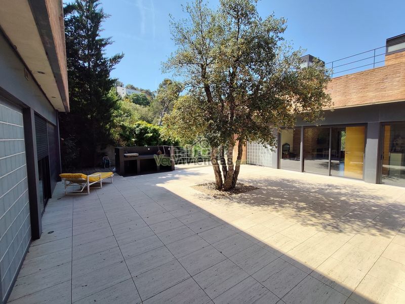 Foto 2c81c0df-5cfb-4ae9-9611-628a2323c4e5. Casa amb xemeneia calefacció aparcament piscina a Sant Cugat del Vallès