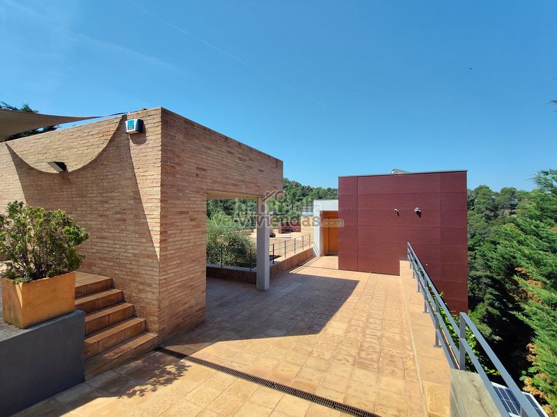 Foto 52d421de-5c1f-45ed-9eee-135cd4147788. Casa amb xemeneia calefacció aparcament piscina a Sant Cugat del Vallès