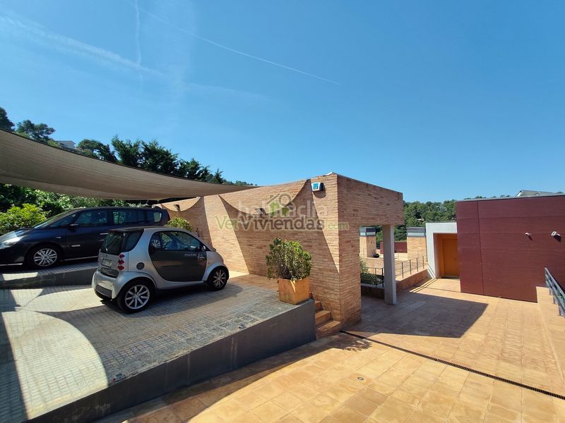 Foto 8c3bf0fc-4816-4f11-8d17-d6fbf57f2f14. Casa amb xemeneia calefacció aparcament piscina a Sant Cugat del Vallès