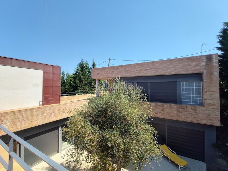 Foto a4fd2c70-3235-4660-bcc0-61b215c91da0. Casa amb xemeneia calefacció aparcament piscina a Sant Cugat del Vallès