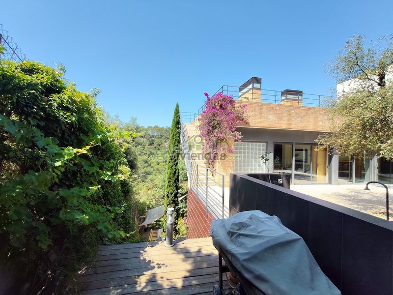 Foto f67d76e1-d504-4cbe-8b3e-b4b7310ae9c5. Casa amb xemeneia calefacció aparcament piscina a Sant Cugat del Vallès