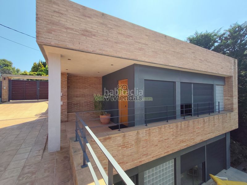 Foto fe6b8caf-38af-4ab8-8bc9-88f661258377. Casa amb xemeneia calefacció aparcament piscina a Sant Cugat del Vallès