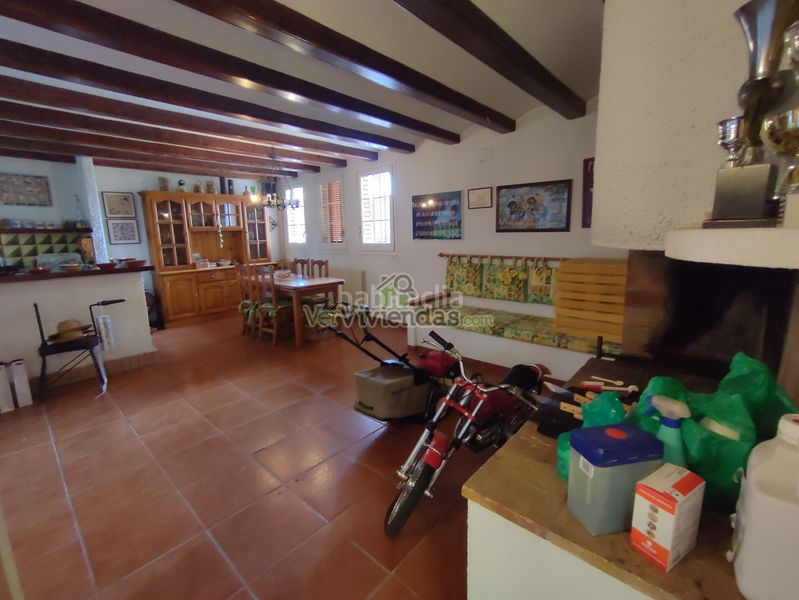 Foto 0cb7bedb-7431-48f1-b84b-67ae1e011339. Casa amb xemeneia calefacció aparcament piscina a Gelida