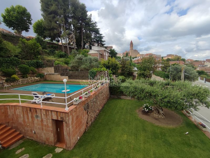 Foto 1be37a54-b39b-4cfe-b343-f557a103a032. Casa amb xemeneia calefacció aparcament piscina a Gelida