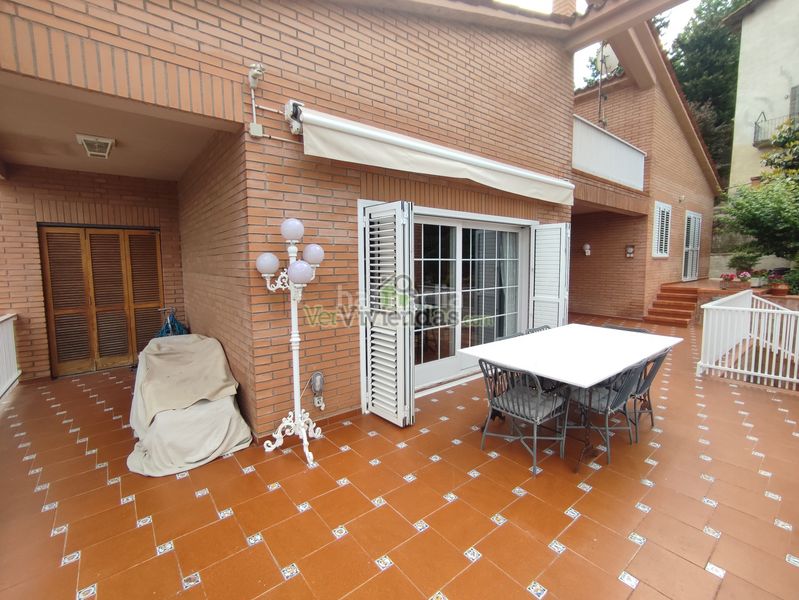 Foto 7a0bca80-839d-42d2-a8ca-ee298412c2e6. Casa amb xemeneia calefacció aparcament piscina a Gelida