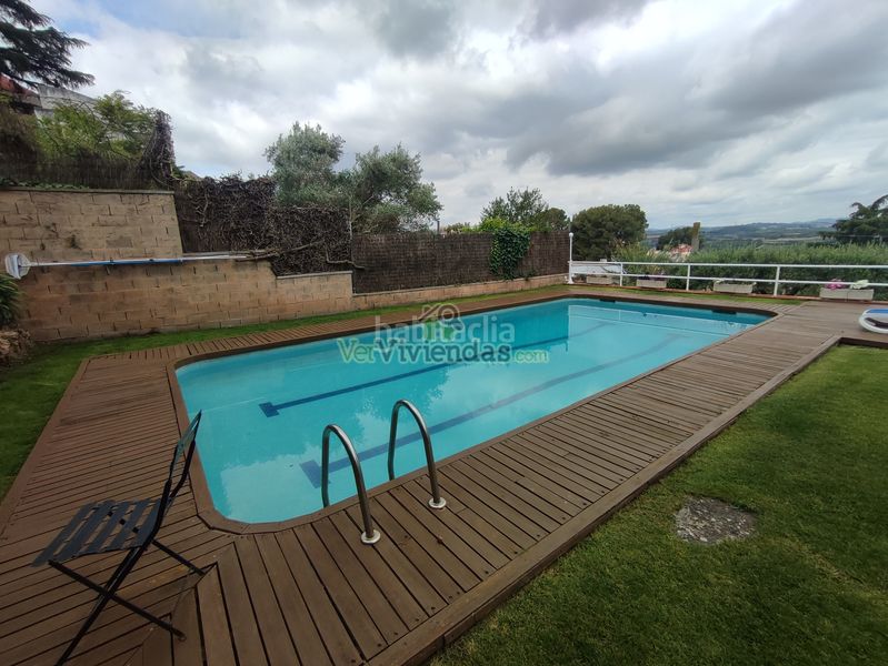 Foto 85efd0ab-dd08-47fb-97e8-40f1c0964356. Casa amb xemeneia calefacció aparcament piscina a Gelida