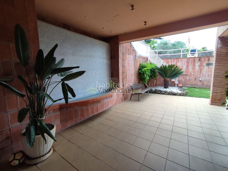 Foto 910d95fc-bdb9-41e7-b581-f2b9596e6843. Casa amb xemeneia calefacció aparcament piscina a Gelida