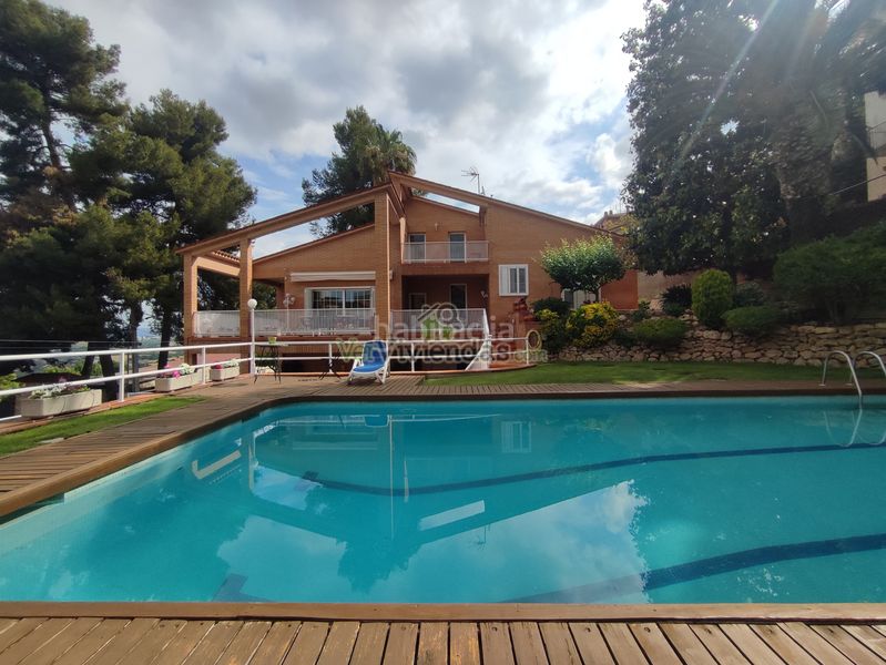 Foto 9239aba7-0cfa-433d-b54b-de4b04569b6d. Casa amb xemeneia calefacció aparcament piscina a Gelida
