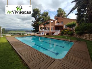 Casa en Gelida. Espectacular casa con piscina y pista de squash