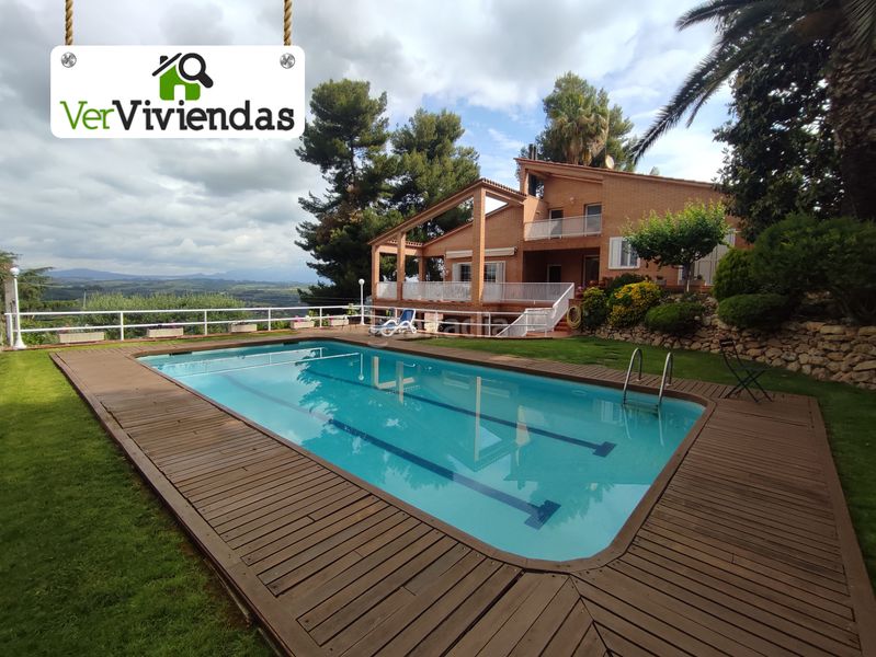 Foto b2f2aa54-acb2-4426-84a7-93f82492d669. Casa amb xemeneia calefacció aparcament piscina a Gelida