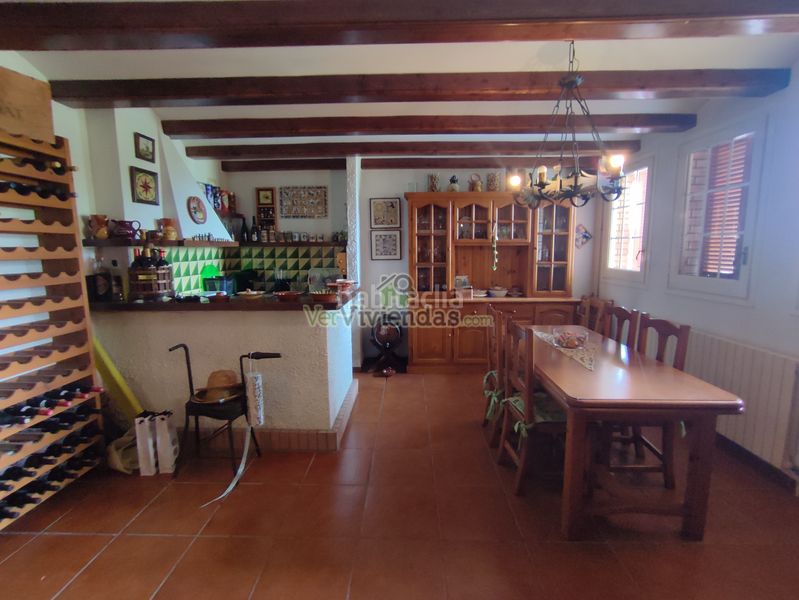 Foto b4b2d946-8777-497a-86c1-e13db4016a52. Casa amb xemeneia calefacció aparcament piscina a Gelida