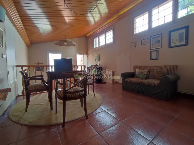 Foto b6a1f9b8-3e84-4c97-86f0-28b581552f33. Casa amb xemeneia calefacció aparcament piscina a Gelida
