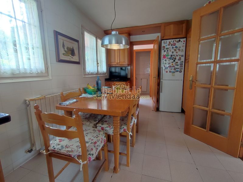 Foto bfbeb586-50a4-4334-aee8-9cf7cdc44245. Casa amb xemeneia calefacció aparcament piscina a Gelida