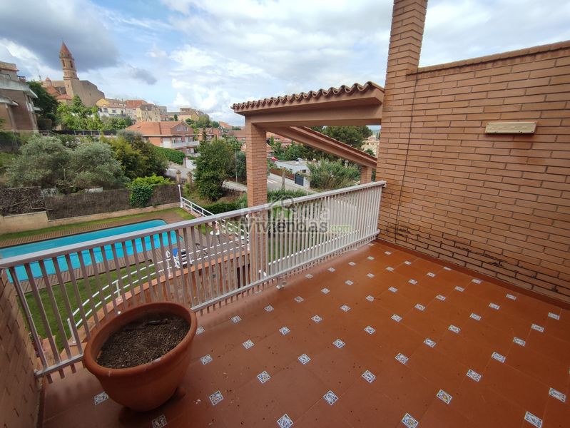Foto c2b5317a-d45b-4257-87e0-768df89dd997. Casa amb xemeneia calefacció aparcament piscina a Gelida