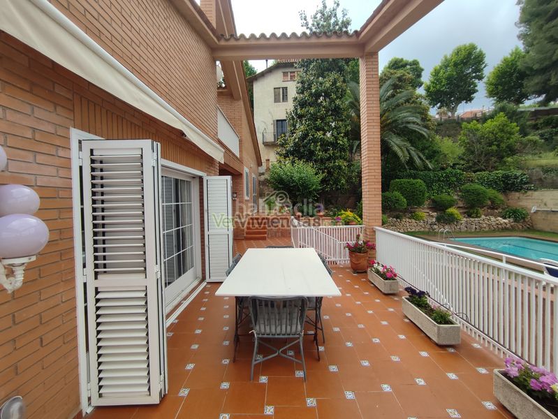 Foto c4fb64c6-5a82-493d-bff3-0960a3c6d74b. Casa amb xemeneia calefacció aparcament piscina a Gelida